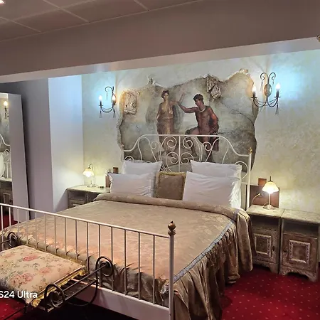 Legends Chambers By Grand Pier Boutique Trade Location, 4 Star With Unique Historical Themes Decors With Free Breakfast Only For King And Minim 4 Nights 빌라 부쿠레슈티