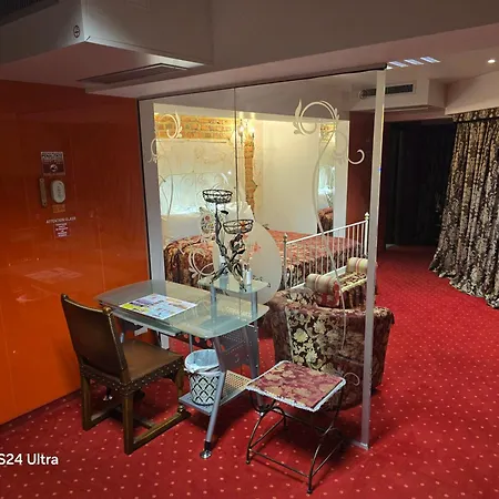 Legends Chambers By Grand Pier Boutique Trade Location, 4 Star With Unique Historical Themes Decors With Free Breakfast Only For King And Minim 4 Nights 빌라 부쿠레슈티