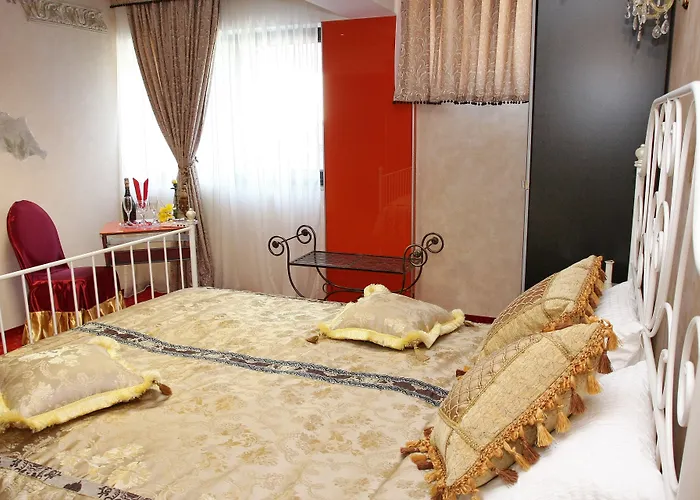 Legends Chambers By Grand Pier Boutique Trade Location, 4 Star With Unique Historical Themes Decors With Free Breakfast Only For King And Minim 4 Nights Villa