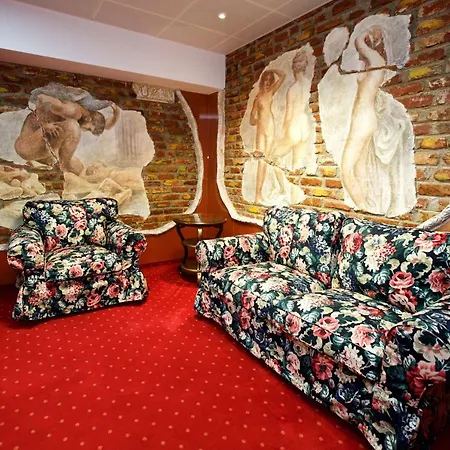 Grand Pier Boutique Luxury King And Queen Deluxe Rooms, With Free Welcome Breakfast For Up To 4 Nights Villa
