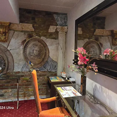 Legends Chambers By Grand Pier Boutique Trade Location, 4 Star With Unique Historical Themes Decors With Free Breakfast Only For King And Minim 4 Nights ブカレスト