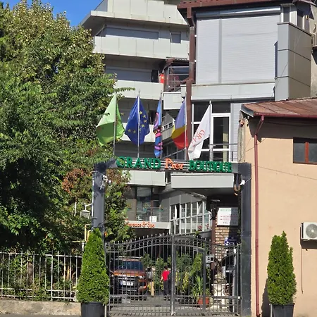 Legends Chambers By Grand Pier Boutique Trade Location, 4 Star With Unique Historical Themes Decors With Free Breakfast Only For King And Minim 4 Nights ブカレスト