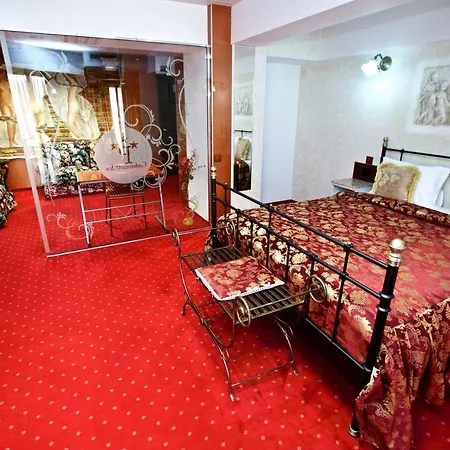 Legends Chambers By Grand Pier Boutique Trade Location, 4 Star With Unique Historical Themes Decors With Free Breakfast Only For King And Minim 4 Nights ブカレスト