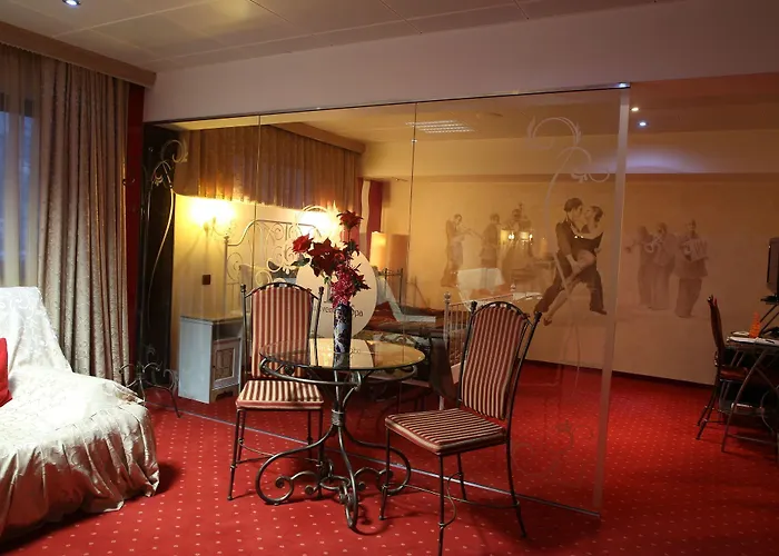 Legends Chambers By Grand Pier Boutique Trade Location, 4 Star With Unique Historical Themes Decors With Free Breakfast Only For King And Minim 4 Nights Вілла